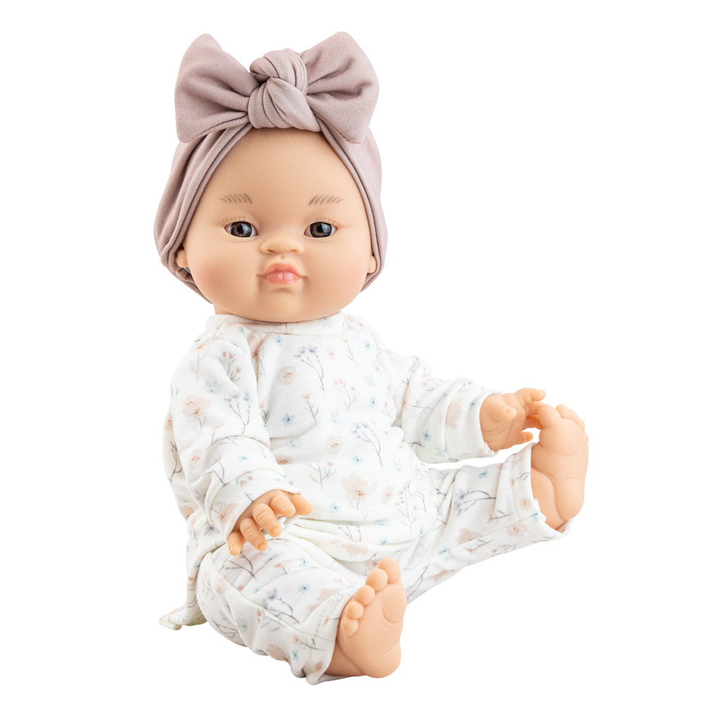 Puppe trägt ein schlichtes Puppenoutfit mir Langarmshirt und Hose sowie ein Stirnband.
