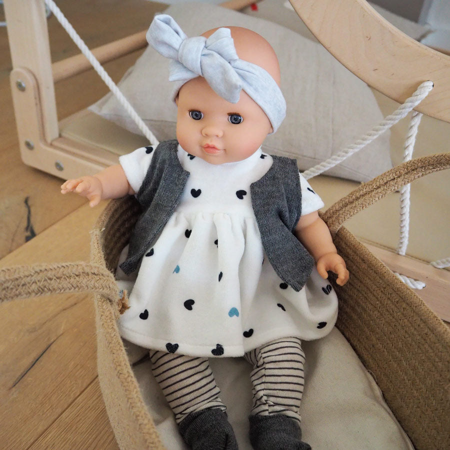 Puppe Agatha mit weichem Körper und 5-teiligen Outfit aus Stirnband, Kleid, Weste, Hose und Socken
