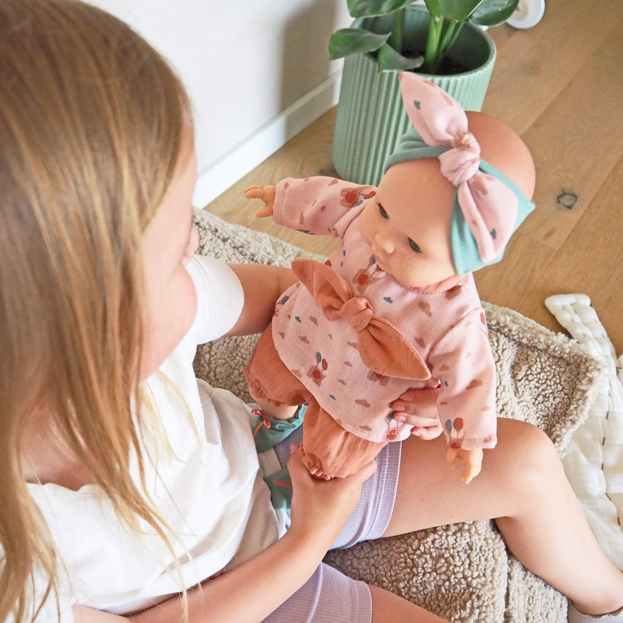 Kind spielt mit der Weichkörperpuppe von Paola Reina