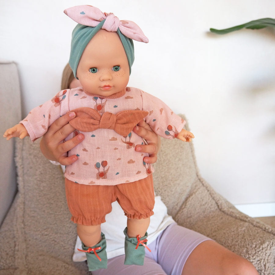 Puppe Anastasia mit farbenfrohem Outfit und weichem Körper
