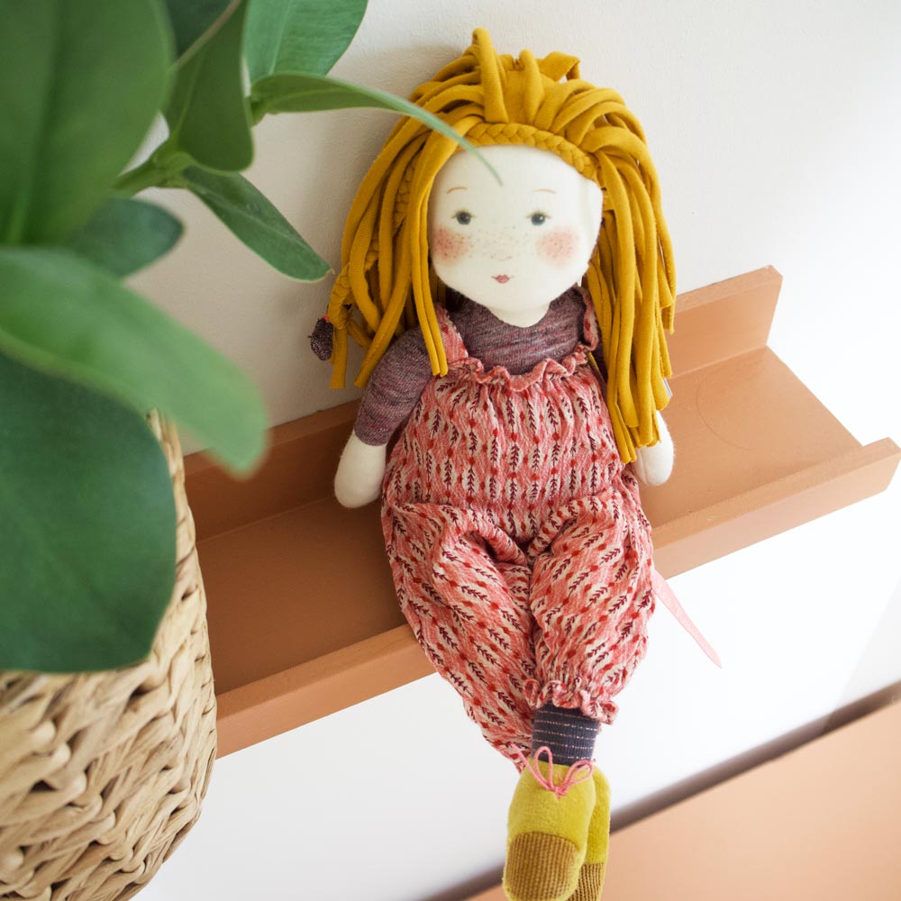 Die Puppe eignet sich zum Kuscheln, Spielen und auch als Deko auf dem Kinderzimmerregal