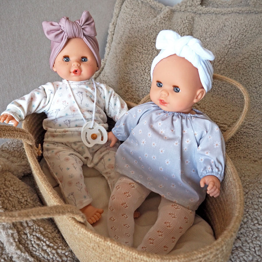 Puppe Daisy und Liv von Paola Reina sitzen im Puppentragekorb