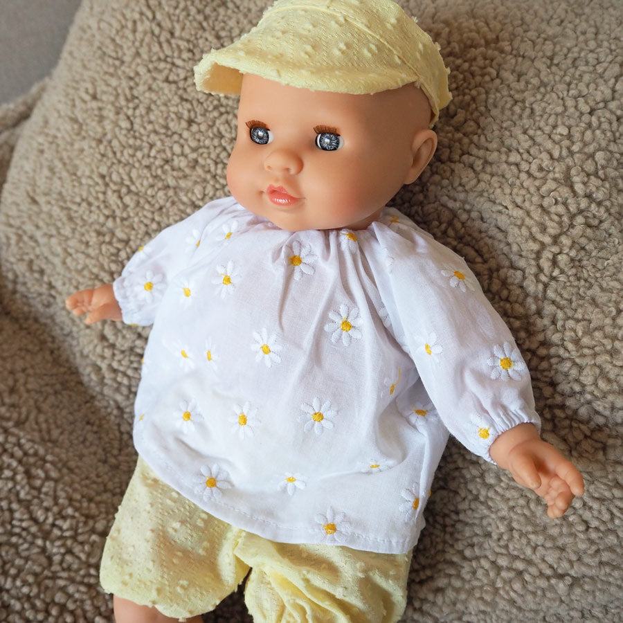 Spielzeugpuppe von Paola Reina mit blauen Augen, die sich schließen, wenn man die Puppe hinlegt