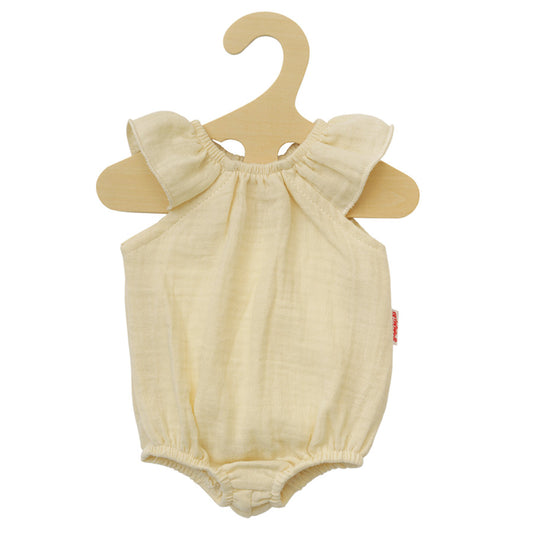 Der Puppenbody ist us einem Musselinstoff in der Farbe ecru und kommt auf einem Holzbügel.