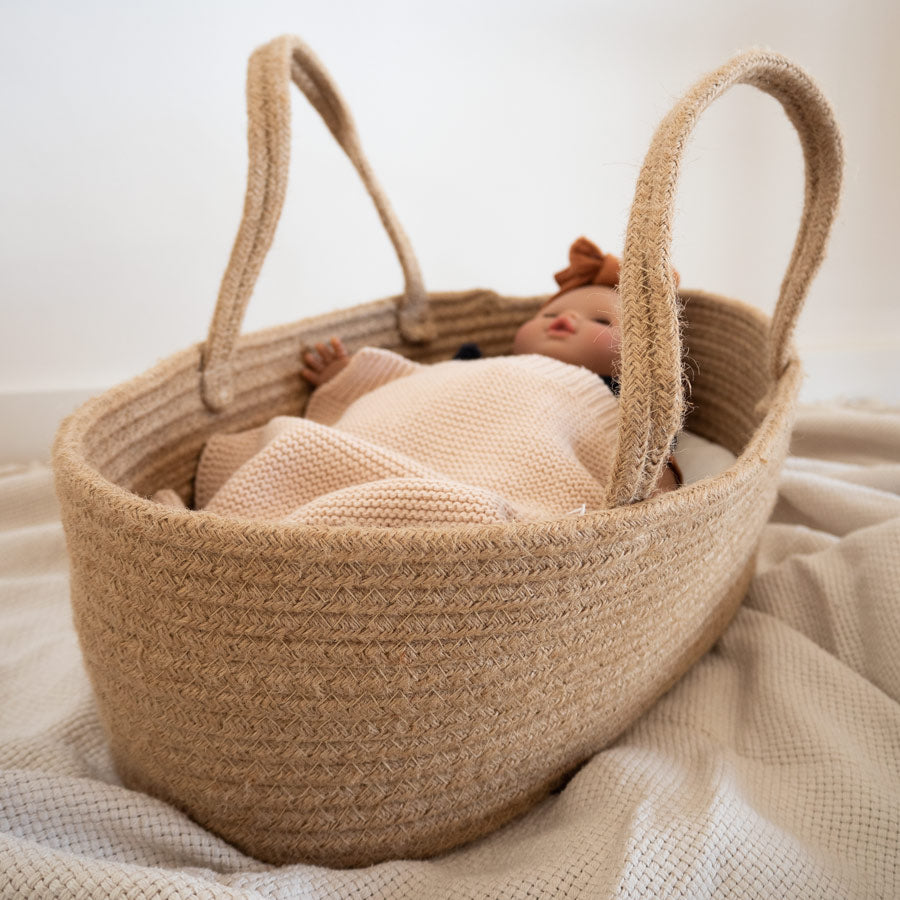 Der Korb für die Puppen ist auf einem Hanf-Geflecht und sieht sehr natürlich aus.