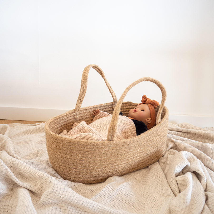 Puppentragekorb in natürlicher Form. Passt perfekt für Puppen bis 36 cm Größe. Hier liegt beispielsweise die Puppe Sonia Leo im Puppenkorb.