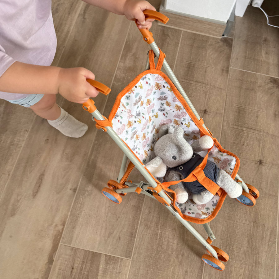 Puppenbuggy von Djeco ist ein perfektes Puppenaccessoire für Kinder zum Spielen.
