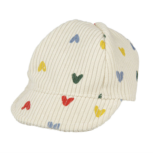 Puppenmütze als Puppenaccessoires in offwhite mit bunten Herzchen drauf