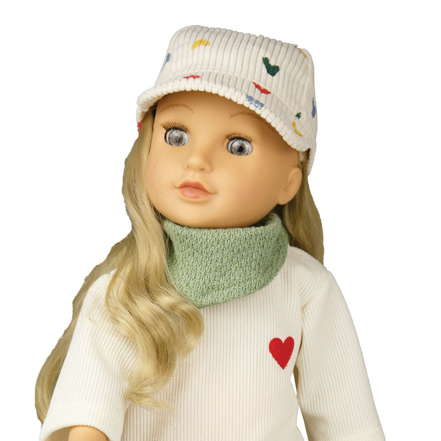 Puppe trägt Puppencappy in Cordstoff mit bunten Herzchen drauf