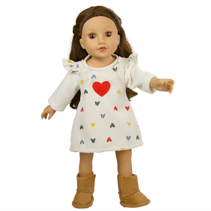 Puppe trägt Kleid aus Kord in Offwhite mit bunten Herzen und Puppenstiefel
