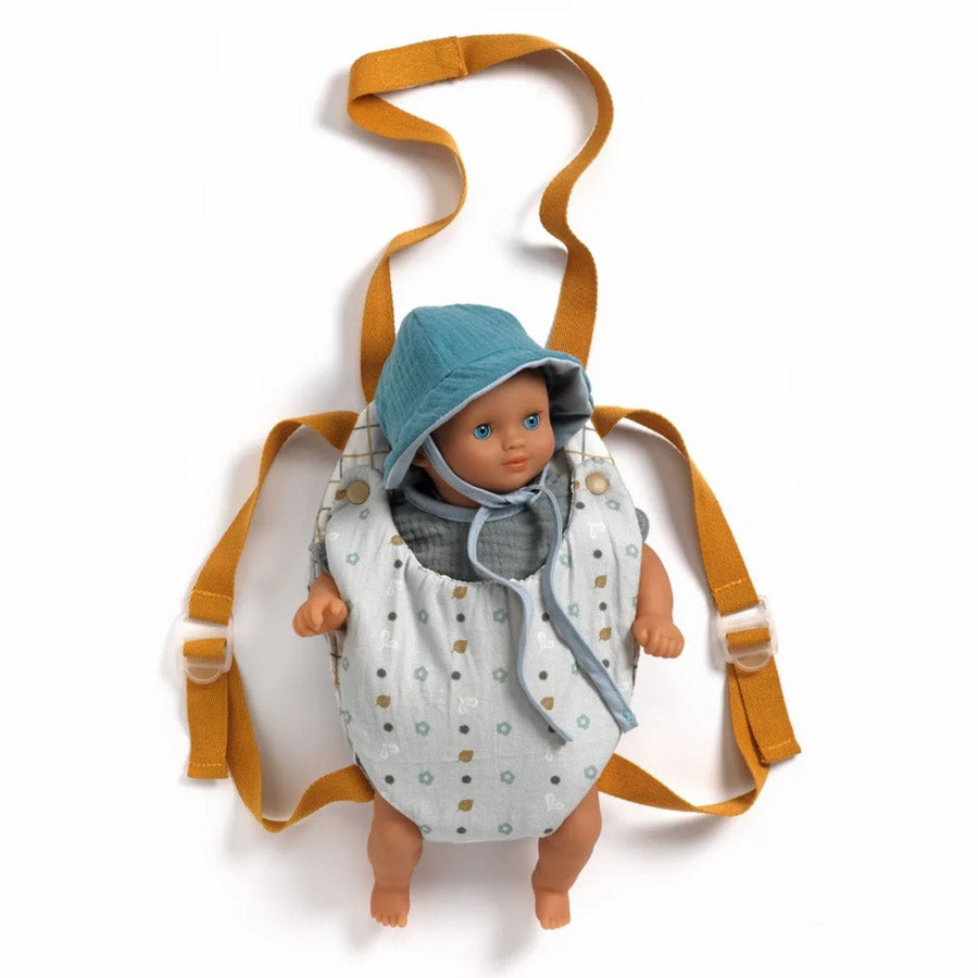 Die Babypuppentrage ist für verschiedenen Puppengrößen geeignet und kommt mit verstellbaren Trägern.