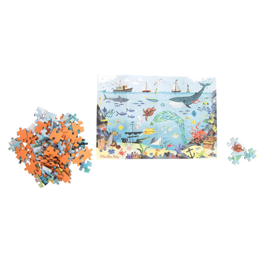 Das Motiv Meer, zeigt eine Landschaft unter Wasser mit vielen Tieren, wie Fischen, Walen, Haien und mehr.
