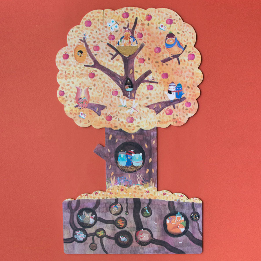 Auf der Rückseite des Puzzles ist der gleiche Baum abgebildet nur im Herbst. Es zeigt wie die Tiere sich auf den Winterschlaf vorbereiten.