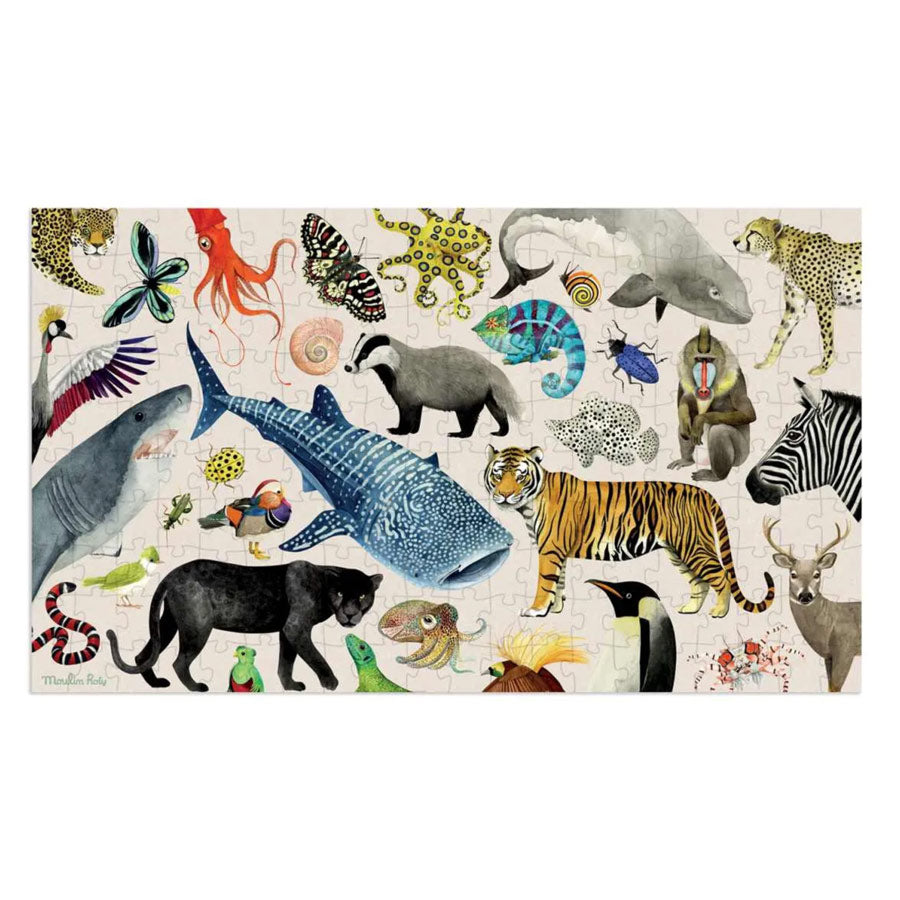 Das Puzzle von Moulin Roty für Kinder zeigt z.B. die Tiere: Tiger, Walhai, Panther, Hai, Chamäleon, Schmetterling, Schlange und viele andere Tiere.