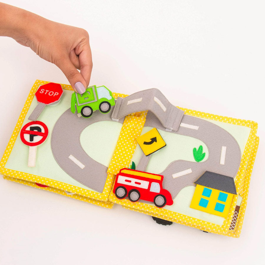 Es kann viel gespielt werden, so können die Autos auf der Straße fahren und Verkehrsschilder gesetzt werden.