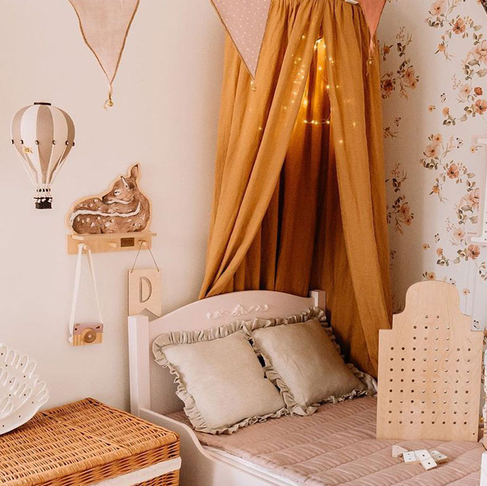 Reh Tiergarderobe mit Regal