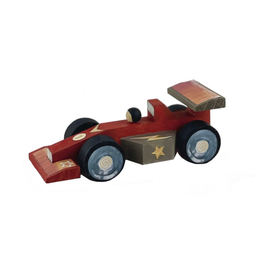 Das Rennauto ist ein DIY-Set, welches von Kindern bemalt und mit den passenden Stickern beklebt werden kann.