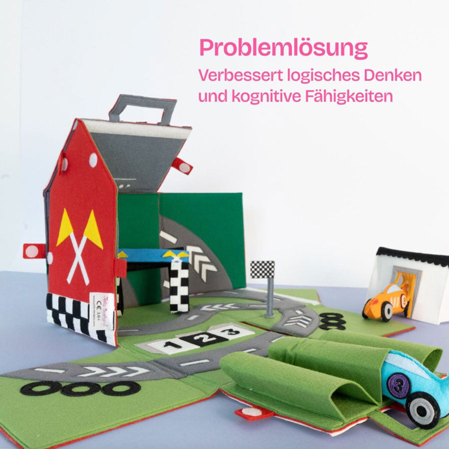 Das Haus kann man aufklappen und schon verwandelt es sich in eine Spielwelt mit einer Rennstrecke und Co.
