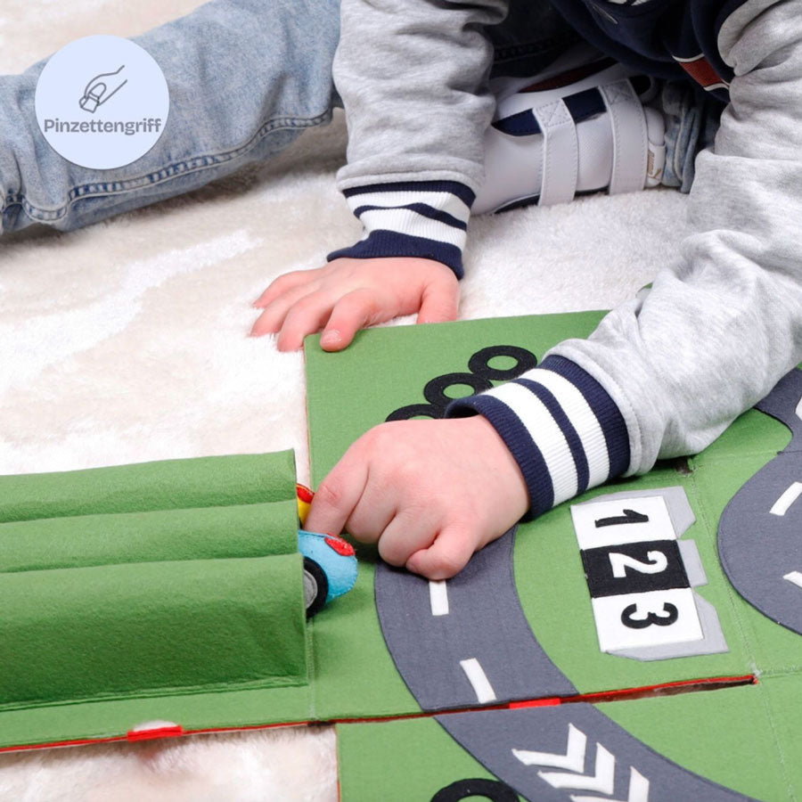 Die Kinder können perfekt den Pinzetten-Griff lernen, indem sie z.B. die Autos greifen.