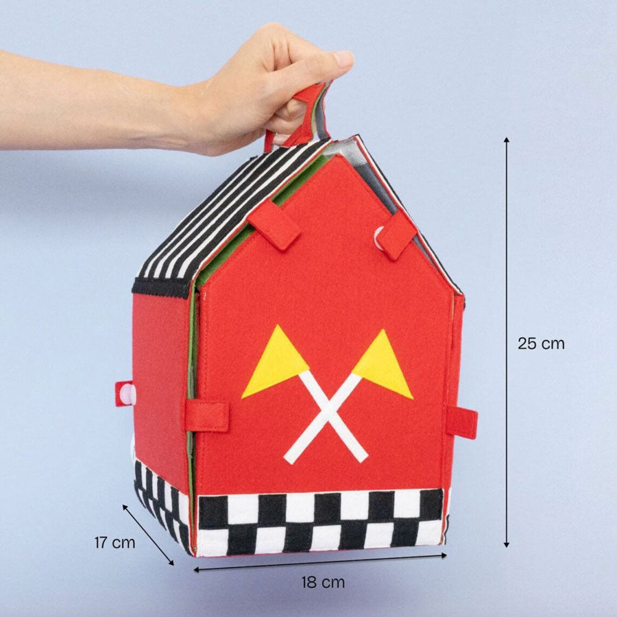 Eingeklappt ist das Haus 25cm hoch, 17cm tief und 18 cm lang.