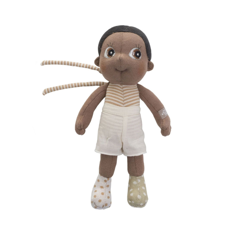 Die Stoffpuppe Basil hat dunkle Haut, schwarze Haare und braune Augen. Die Puppe trägt helle Kleidung mit einem Karamell-weiß-gestreiften Top, gepunkteten Socken und eine cremefarbene Latzhose, die man ausziehen kann. Am Rücken sind zwei Bänder, sodass man die Puppe zum Beispiel am Kinderwagen oder Rucksack festbinden kann.