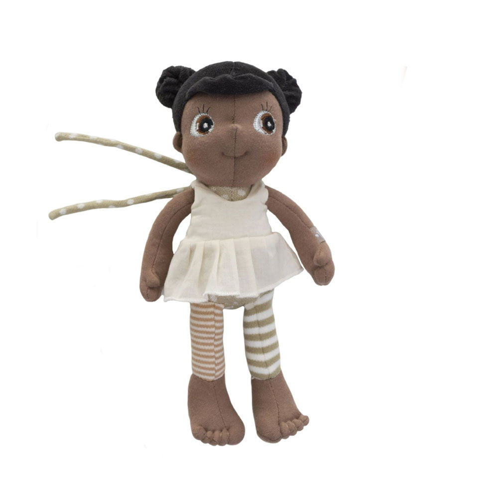 Die Mini-Ecobuds-Puppe Flora hat dunkle Haut, schwarze Haare, die zu zwei Zöpfen gebunden sind und braune Augen. Sie trägt ein cremefarbenes Kleid, was man ausziehen kann. Darunter ist Kleidung aufgenäht in schlichten Farben. Am Rücken sind zwei Bänder befestigt, damit man die Puppe zum Beispiel an den Rucksack oder den Kinderwagen hängen kann.