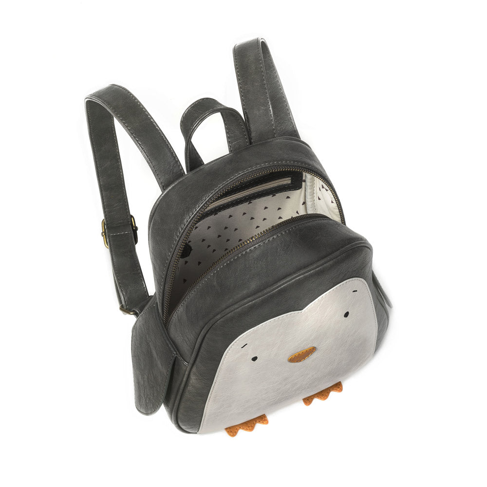 Der Rucksack lässt sich mit einem Reißverschluss Öffnen und Schließen.