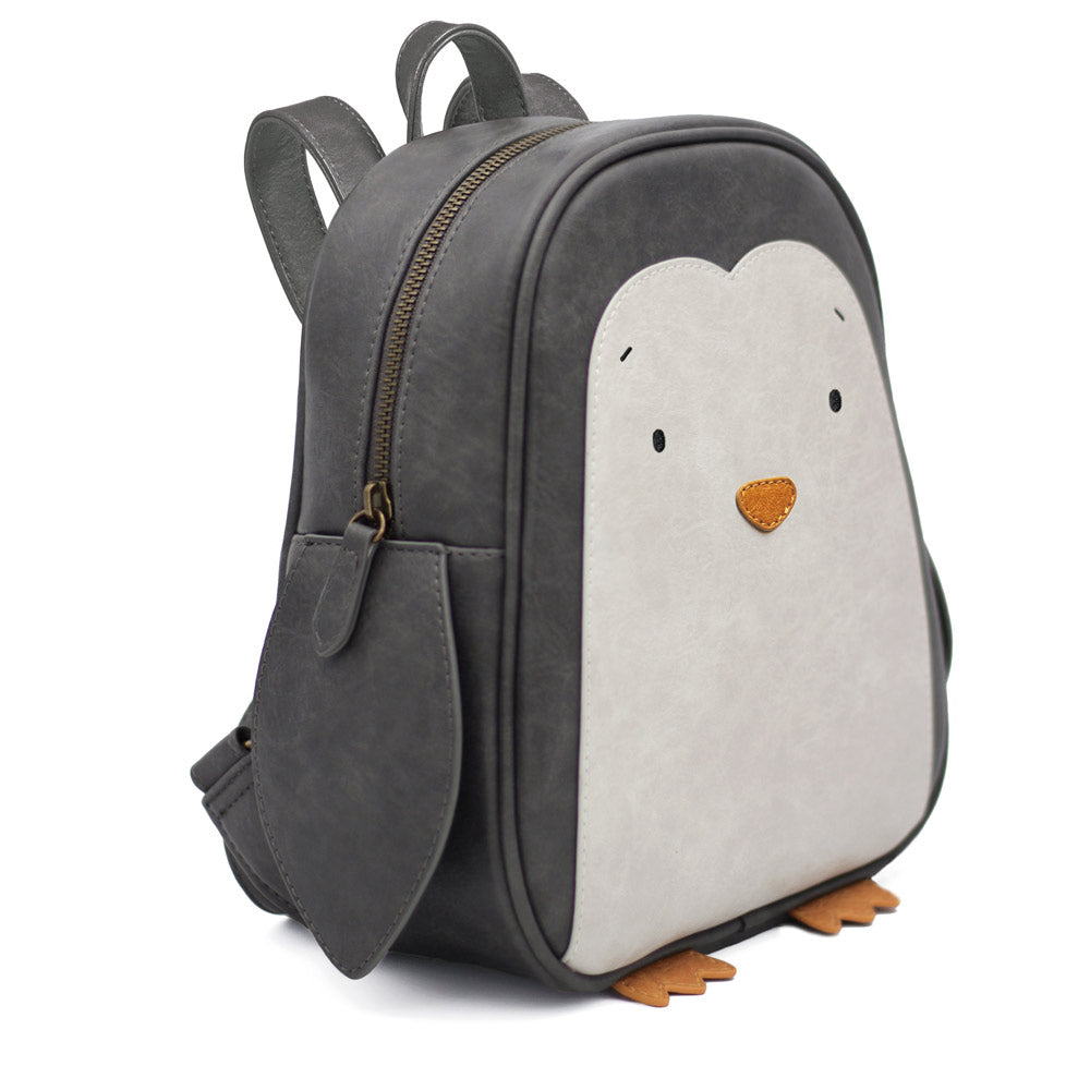 Der Rucksack hat süße Details wie die Arme an den Seiten und den Füßen auf der Vorderseite.