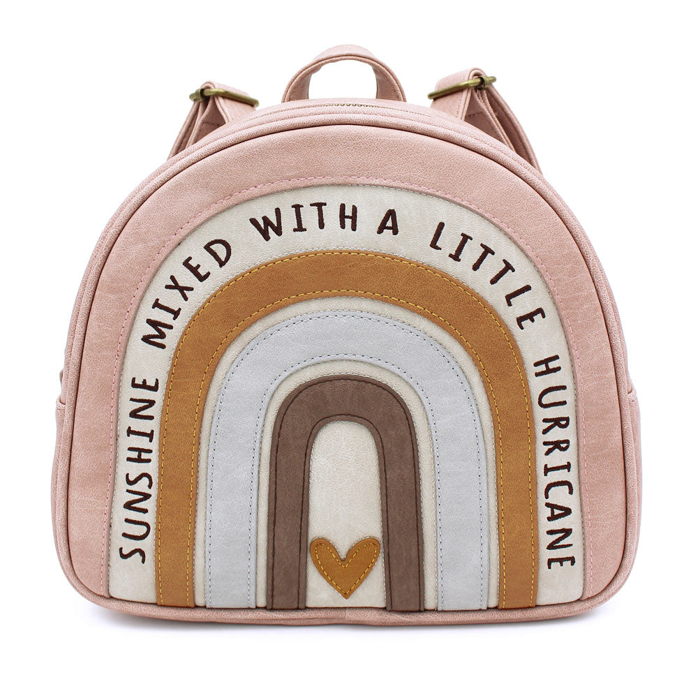 Auf dem Rucksack steht der Spruch "Sunshine mixed with a little Hurricane"