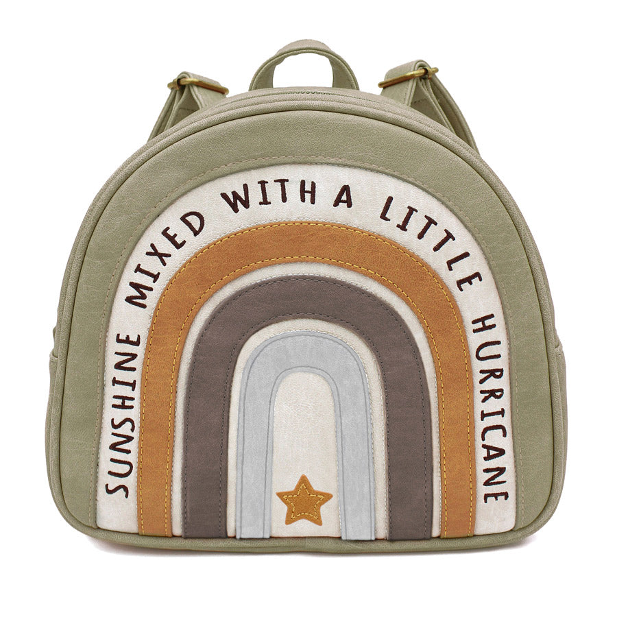 Auf dem Regenbogen-Rucksack für Kinder steht: Sunshine Mixed with a little hurricane