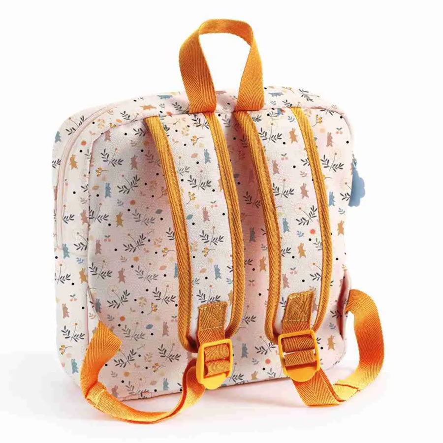 Der Rucksack hat verstellbare Träger, sodass der Rucksack an das Kind angepasst werden kann und über mehrere Jahre genutzt werden kann.