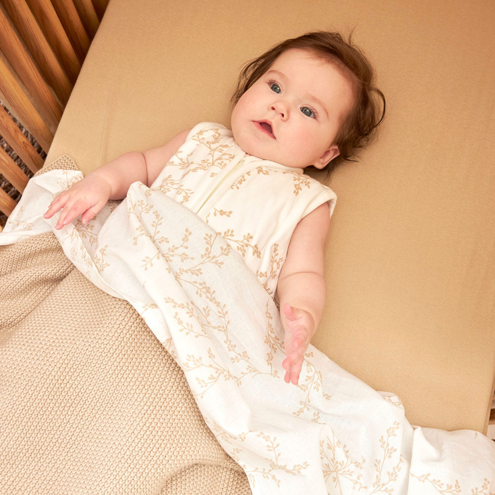 Sommerschlafsack von Meyco Baby für Babys. Mit karamellfarbenen Ästen auf dem weißen Schlafsack.