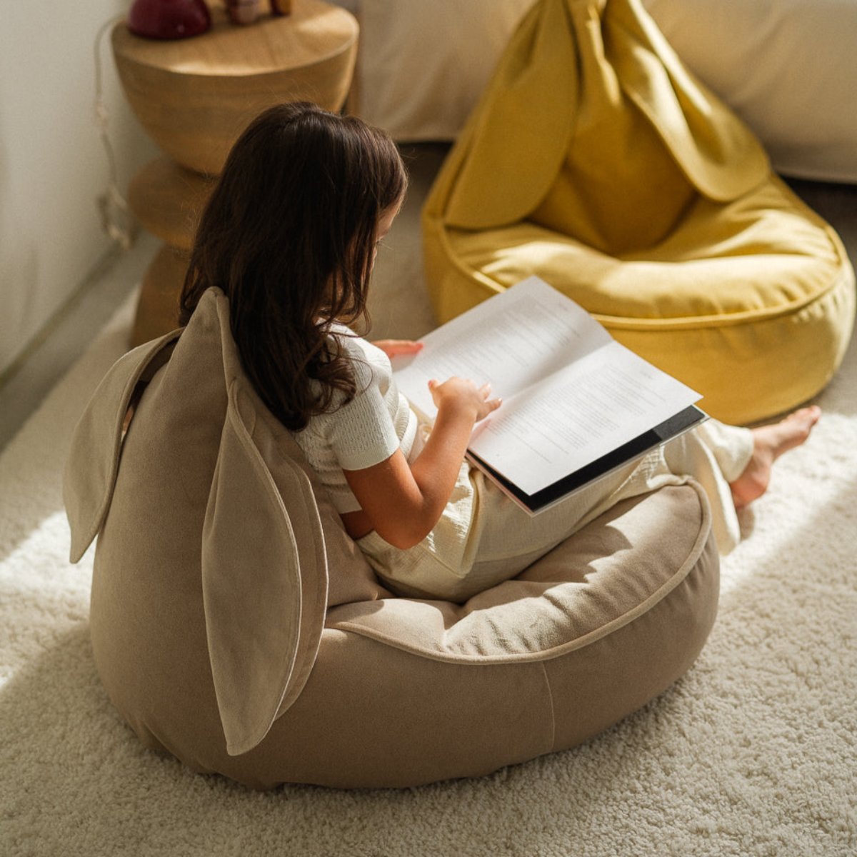 Sitzkissen mit Hasenohren von Wigiwama in dusty beige.