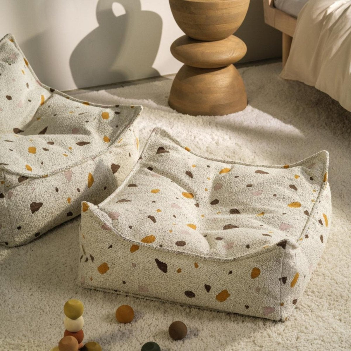 Quadratisches Sitzkissen mit Marble Design von Wigiwama in marble.
