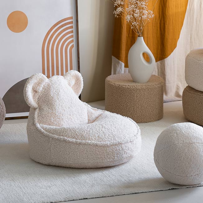 Der Sitzsack hat ein Teddystoff und ist besonders weich und bequem