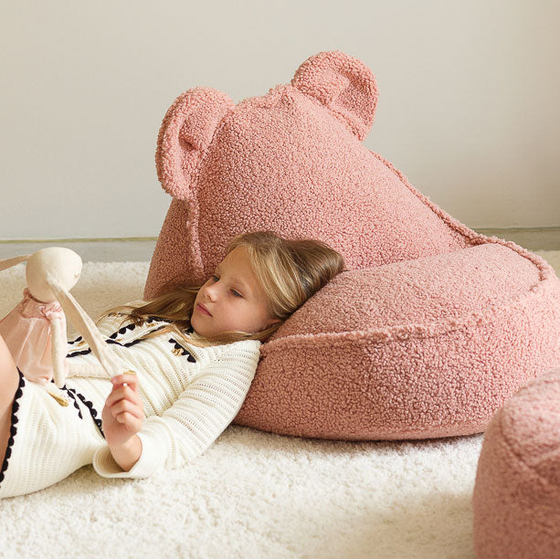 Mädchen entspannt auf dem Kindersessel Bär von Wigiwama