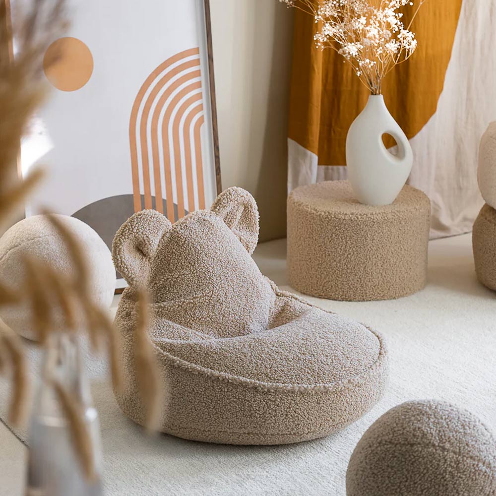 Der Teddybär-Sitzsack für Kinder fügt sich perfekt in jeden Raum ein mit der beigen Farbe.