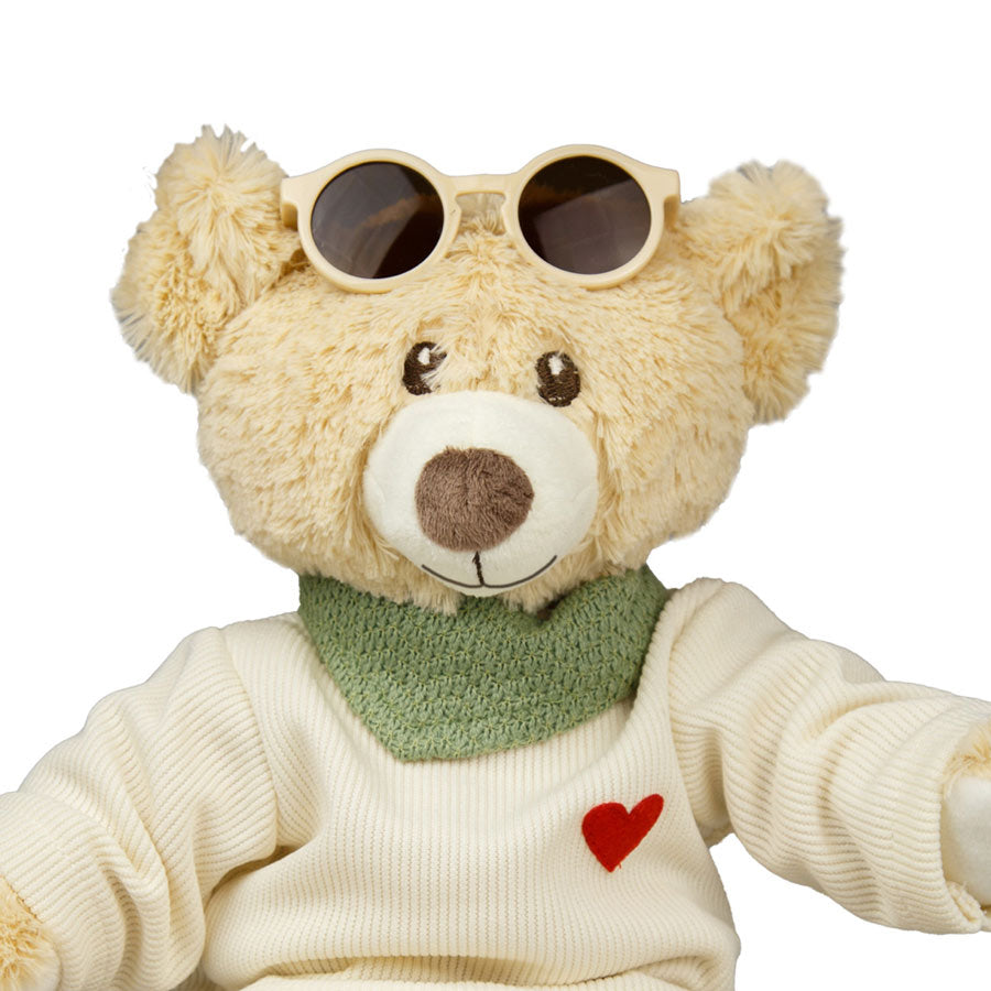 Teddy hat die Sonnenbrille cool auf dem Kopf
