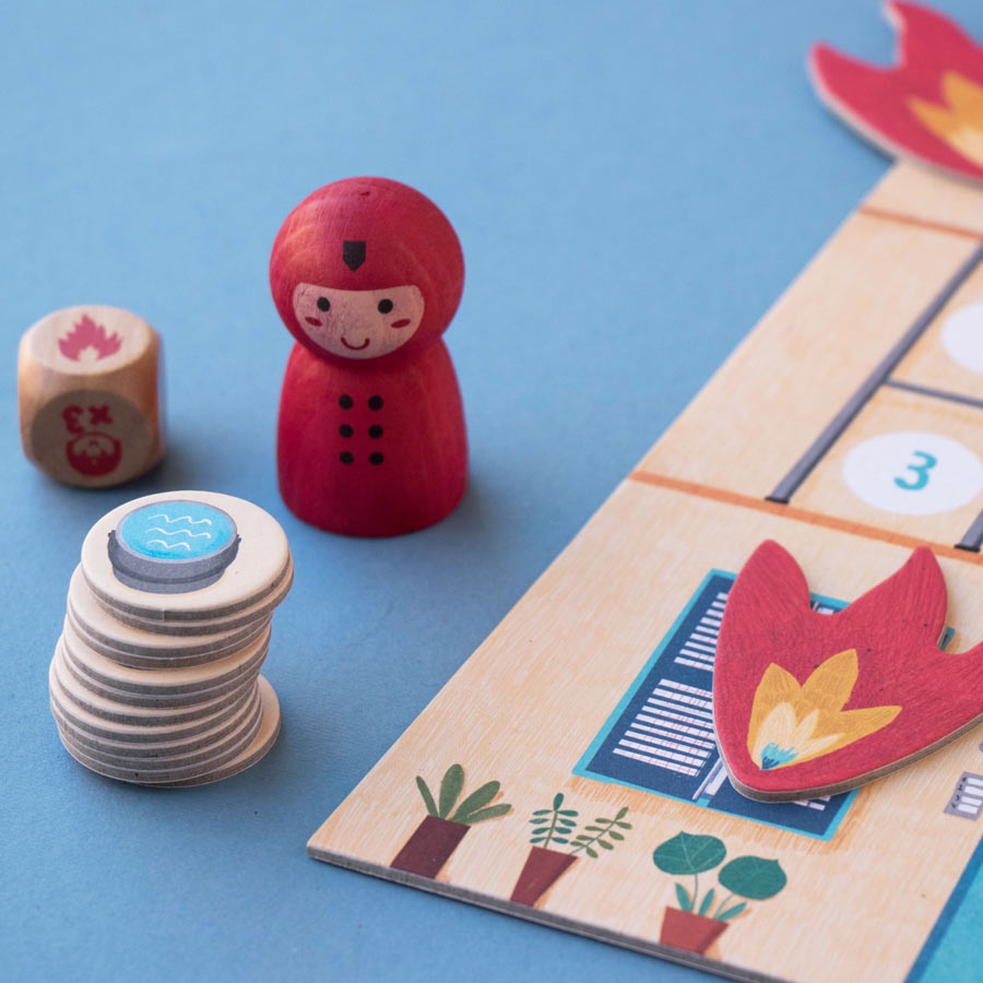 Die Spielfigur und der Würfel sind aus Holz und der Spielplan und die Chips aus stabilem Karton.