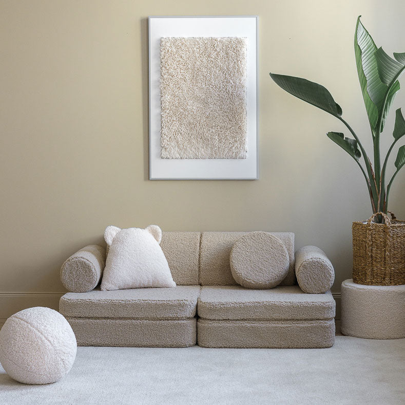 Spielsofa in der Farbe Beige von Wigiwama. Die Farbe ist sehr neutral und passt somit auch perfekt ins Wohnzimmer der Eltern.
