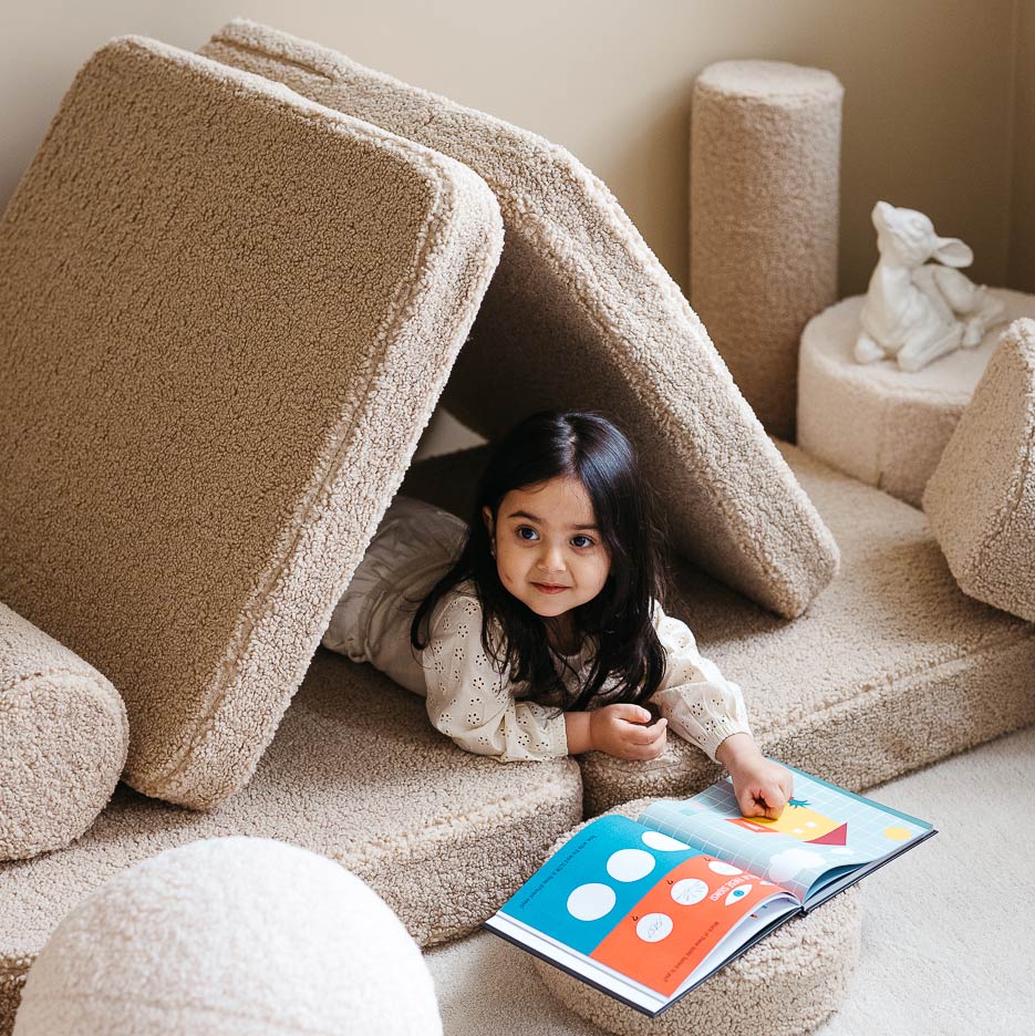 Spielsofa in der Farbe Beige von Wigiwama. Perfekt für Kleinkinder zum Spielen und Entspannen.