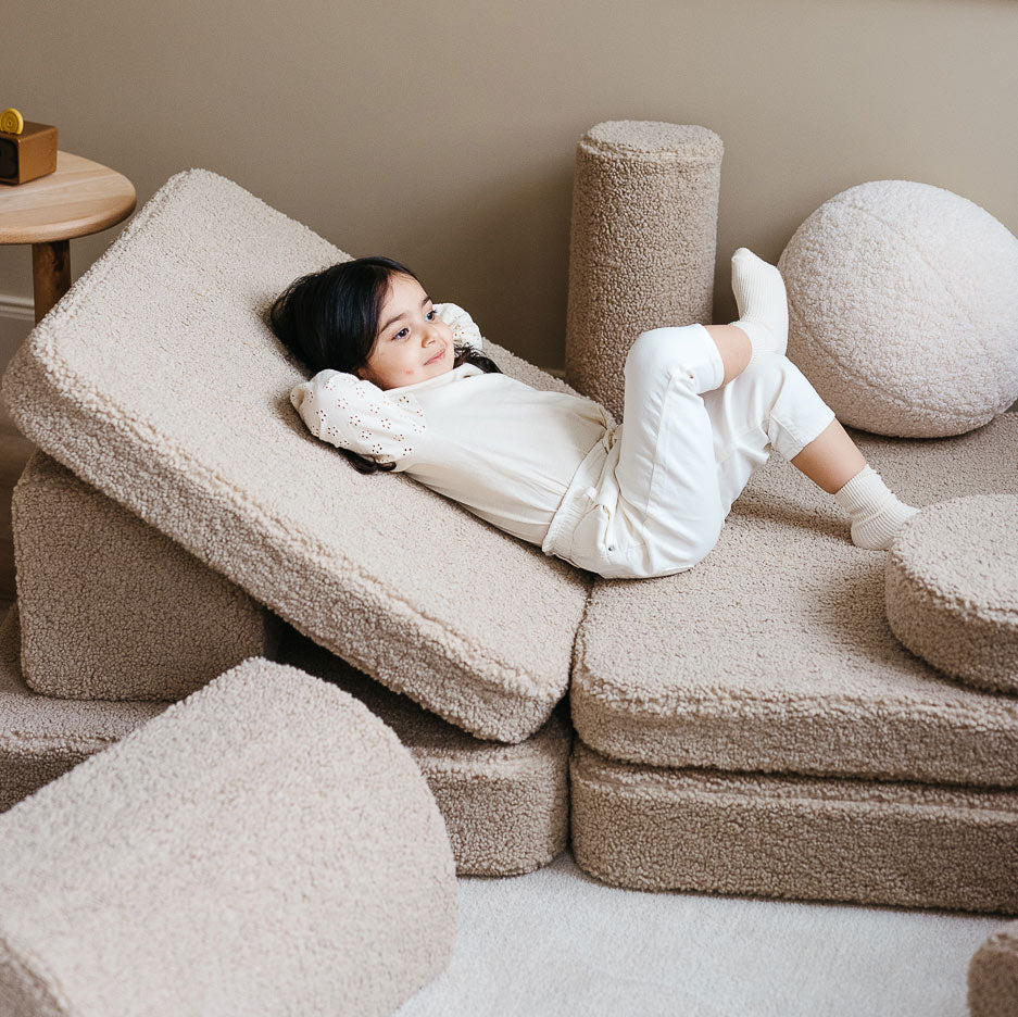Spielsofa in der Farbe Beige von Wigiwama. Perfekt für Kleinkinder zum Entspannen.