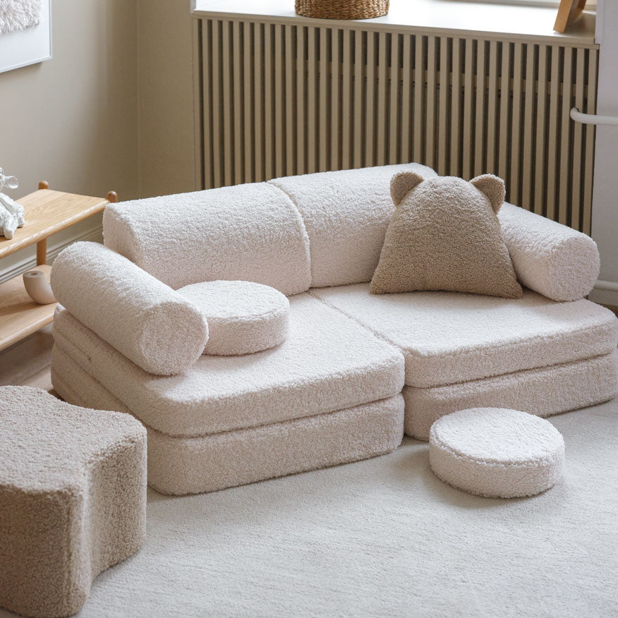 Spielsofa in der Farbe Creme von Wigiwama. Perfekt für das Kinderzimmer. Durch die neutrale Farbe passt es überall hin.