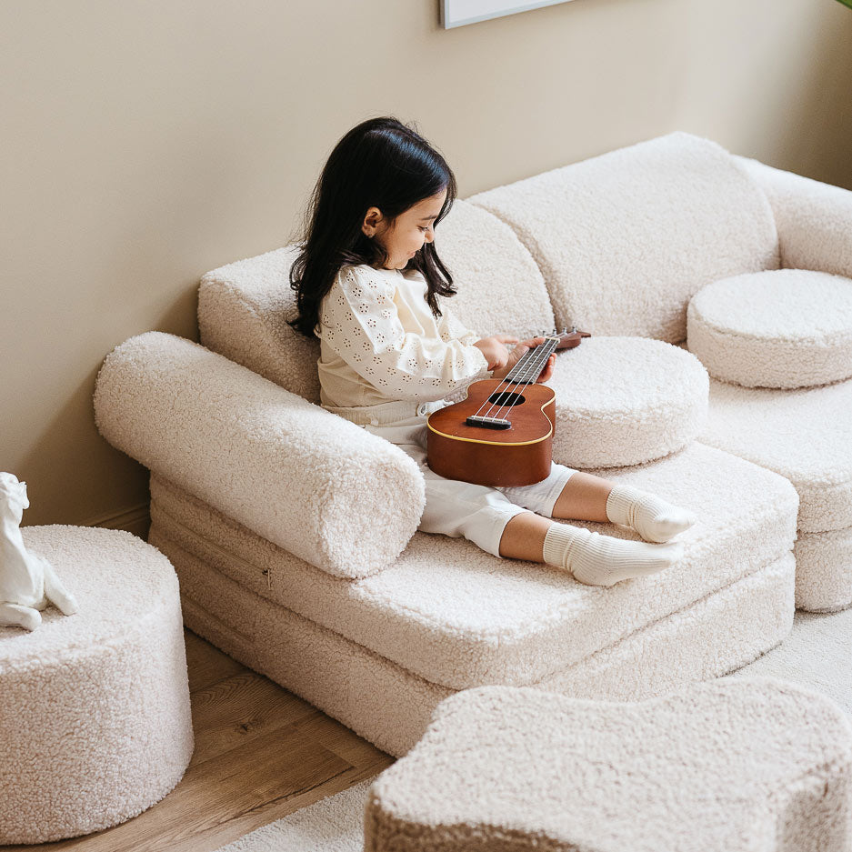 Spielsofa in der Farbe Creme von Wigiwama. Perfekt für Kleinkinder zum Spielen und Entspannen.