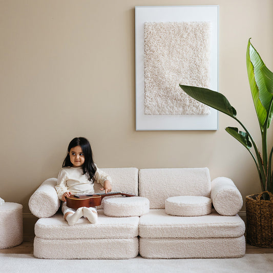 Spielsofa in der Farbe Creme von Wigiwama. Perfekt für Kleinkinder zum Spielen und Entspannen.