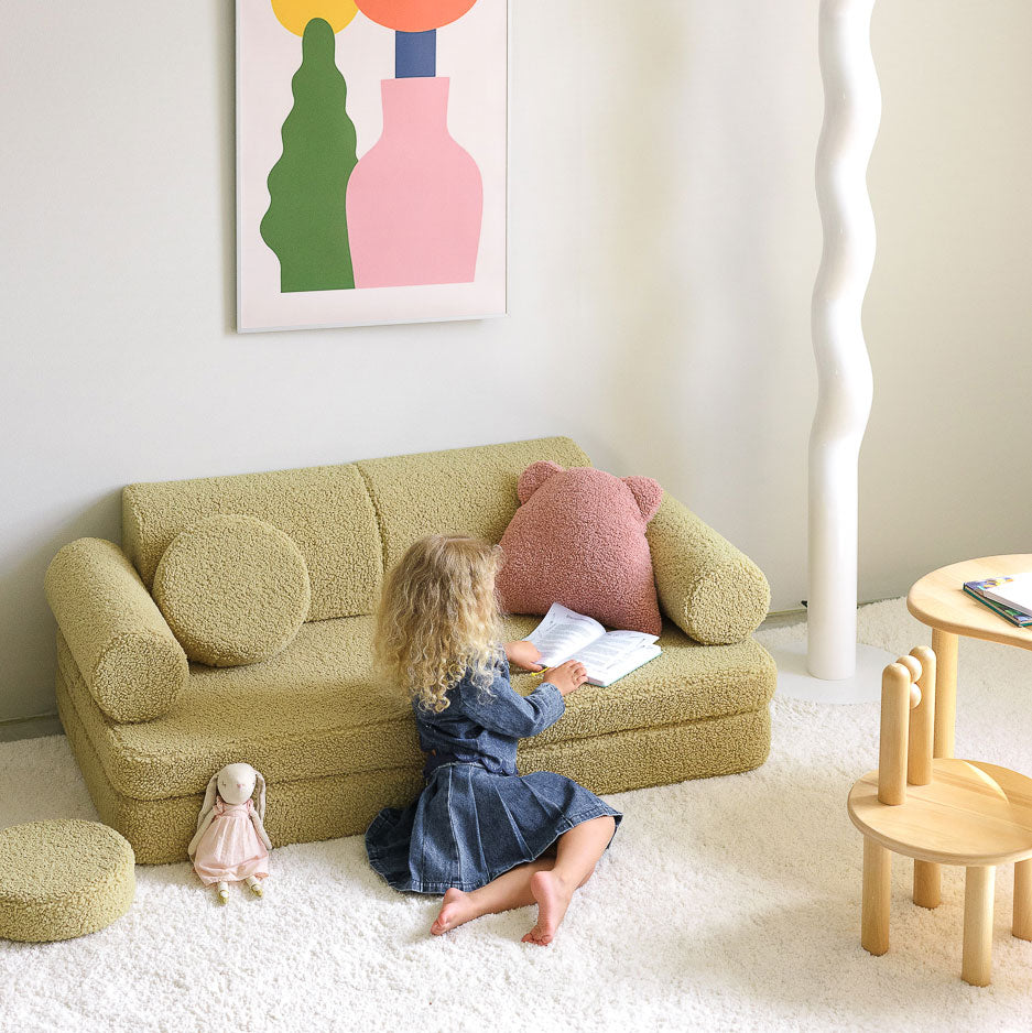 Das Sofa in der Farbe Matcha ist ein richtiger Hingucker und wertet das Kinderzimmer direkt auf.