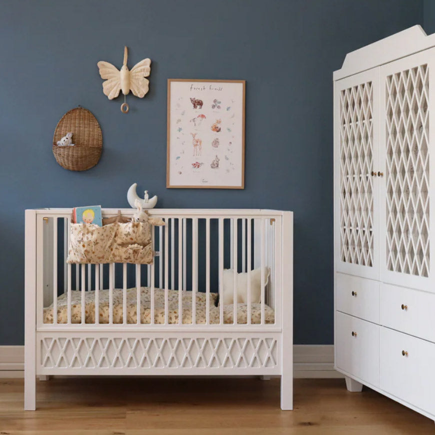 Die Spieluhr kann man perfekt an die Wand, das Babybett oder die Wickelkommode hängen