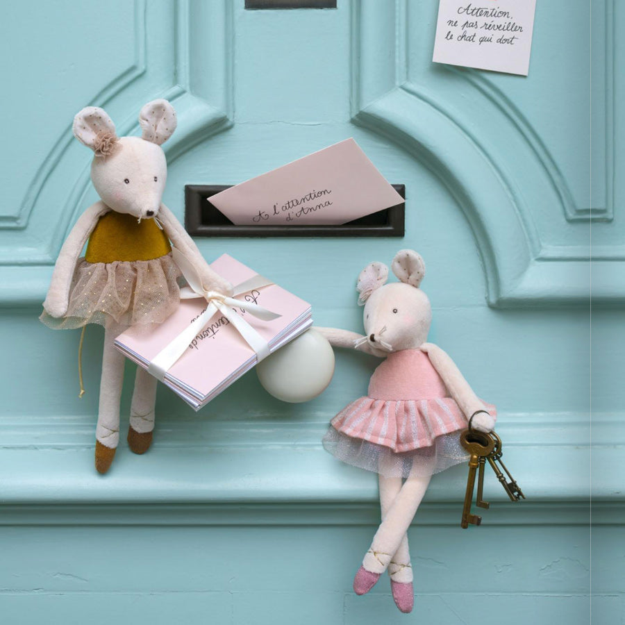 Zwei süße Stoffmäuse mit Kleidchen in senfgelb und Glitzer und in rosa von der Marke MOULIN ROTY
