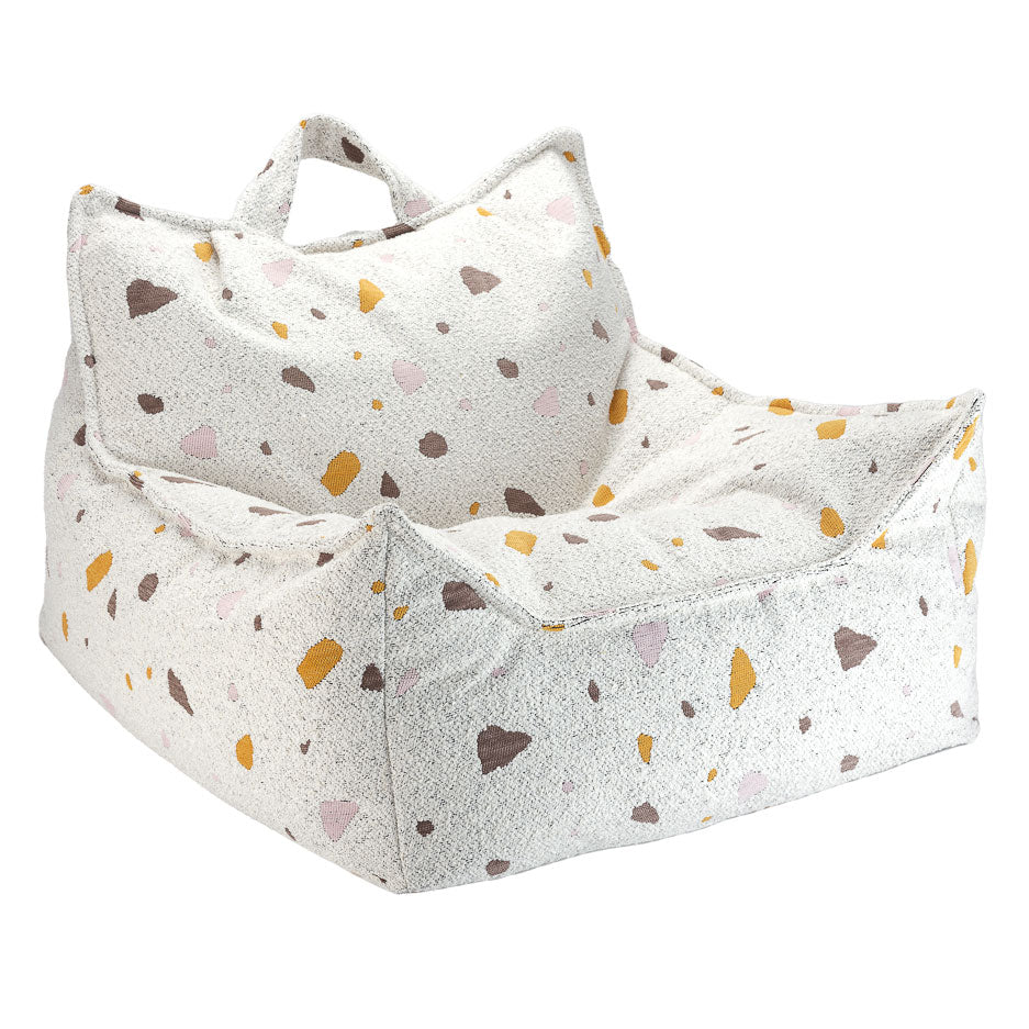 Der Sitzsack von Wigiwama in der Farbe marble ist hell und hat senfgelbe, braune und rosa Formen auf dem Stoff.