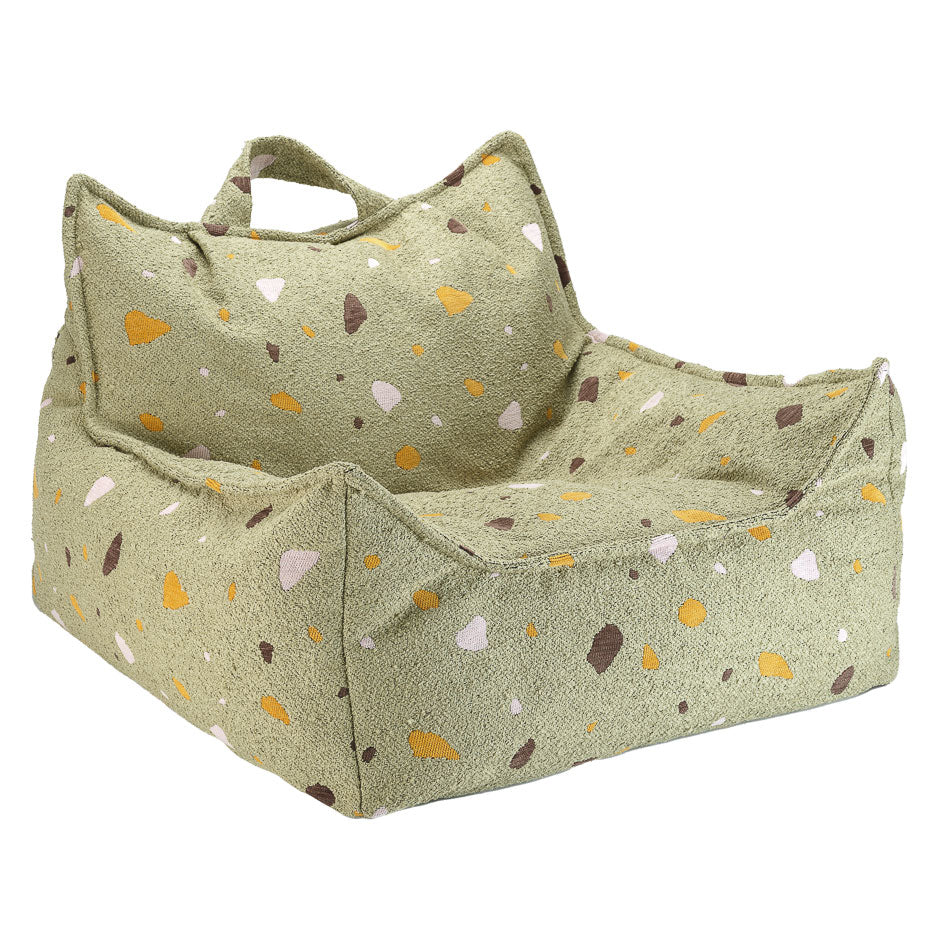 Der Sitzsack in der Farbe Matcha ist grün und hat Formen in den Farben rosa, senfgelb und dunkelbraun auf dem Stoff.